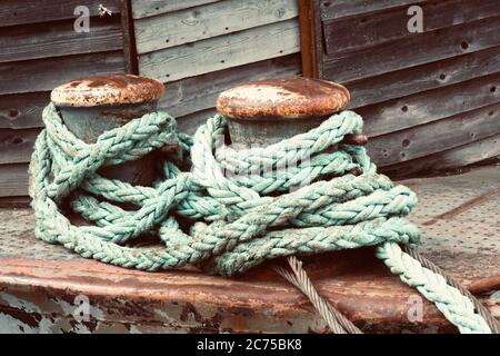 Ipswich, Großbritannien - 14. Juli 2020: Grünes Seil um Festungsstellen am Orwell Quay gewickelt. Stockfoto