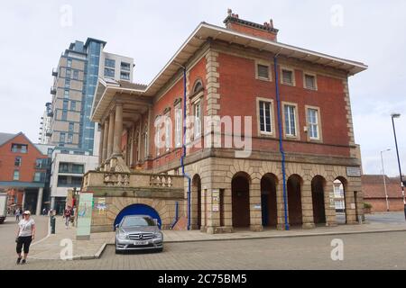 Ipswich, UK - 14. Juli 2020: Das Zollhaus am Wasser. Stockfoto