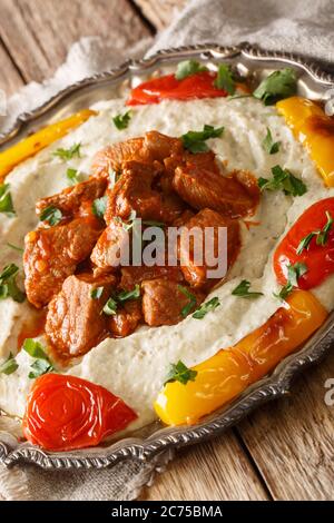 Alinazik oder Ali Nazik Kebab ist eine köstliche Verbindung von Char-gegrillten geräucherten Auberginen Püree mit Joghurt gemischt und mit zarten Lammeintopf aus der Nähe gekrönt Stockfoto