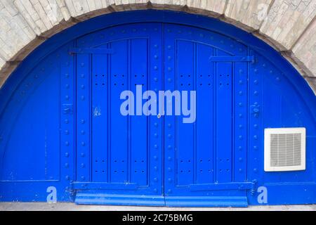 Ipswich, UK - 14. Juli 2020: Die hellblaue Tür des Zollhauses am Wasser. Stockfoto