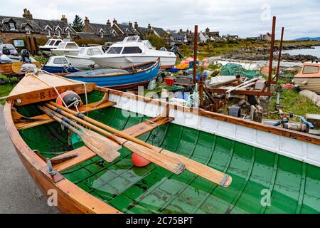 Boote in Baile More, Iona, Inner Hebrides vor dem Ross of Mull, Argyll and Bute, Schottland, Vereinigtes Königreich. Stockfoto