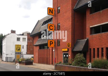 Ipswich, Großbritannien - 14. Juli 2020: NCP-Parkplatz in der Foundation Street. Stockfoto