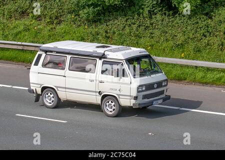 1990 90er Jahre weißer VW Volkswagen Transporter Verkehr Moving Westfalia Joker Fahrzeuge, Touring Caravans und Reisemobile, Campervans auf britischen Straßen, Wohnmobil Freizeitfahrzeug, Familienurlaub, Caravanette Urlaub, Caravan Urlaub, Van-Umbauten, autohome, Autos, die Fahrzeuge auf britischen Straßen fahren, Motoren, Autofahren auf der Autobahn M6. Stockfoto