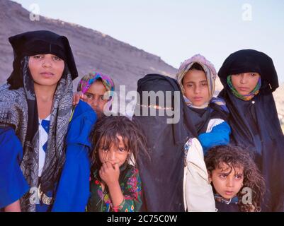 Seiyun, Jemen-Oktober 14,1999: Portrait einer Gruppe muslimischer Frauen und Mädchen in Niqab und Chador Stockfoto