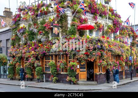 Die Blume schmückte den Churchill Arms Pub, Kensington, London, England, Großbritannien Stockfoto