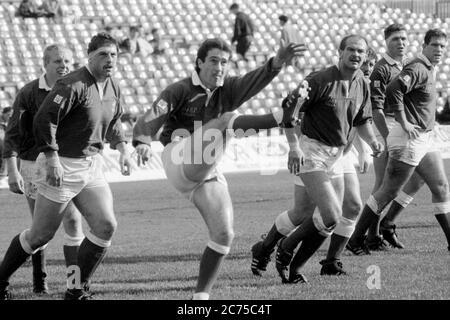 Colin Stephen von Llanelli RFC macht am 14. Oktober 1989 einen Elfmeterstoß gegen Swansea RFC im St. Helen's Rugby and Cricket Ground, Swansea. Stockfoto