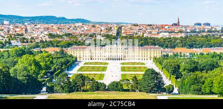 WIEN, ÖSTERREICH - 23. JULI 2019: Schloss Schönbrunn, Deutsch - Schloss Schönbrunn, und großer Parterre Französischer Garten mit schönen Blumenbeeten in Wien, Österreich Stockfoto
