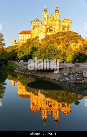 Stift Melk, deutsch: Stift Melk, reflektiert im Wasser der Donau, Wachau, Österreich. Stockfoto