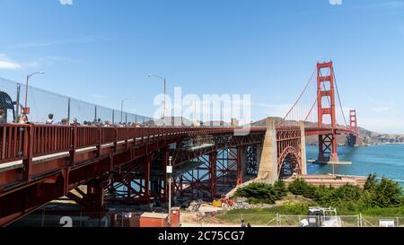 San Francisco, USA - August 2019: Golden Gate Bridge mit Fußgängerverkehr, Touristen gehen an einem sonnigen Sommertag Stockfoto