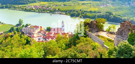 Landschaftlich schöne Luftaufnahme des Dorfes Durnstein, Wachau Donau, Österreich. Stockfoto