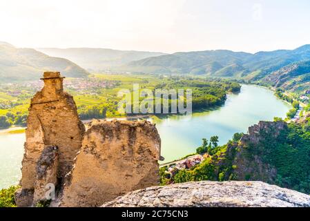 Landschaftlich reizvolle Luftaufnahme von der Burgruine Durnstein, Österreich, über das Wachau und die Donau. Stockfoto