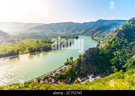 Landschaftlich reizvolle Luftaufnahme von der Burgruine Durnstein, Österreich, über das Wachau und die Donau. Stockfoto