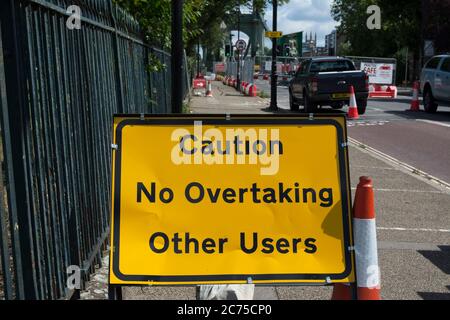 Vorsicht keine Überholmanschaten, ungewöhnliches britisches Straßenschild auf der südlichen Anfahrt zur hammersmith Bridge, london, england Stockfoto