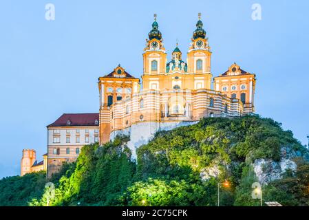 Beleuchtete Stift Melk, deutsch: Stift Melk, in der Stadt Melk bei Nacht, Wachau, Österreich. Stockfoto