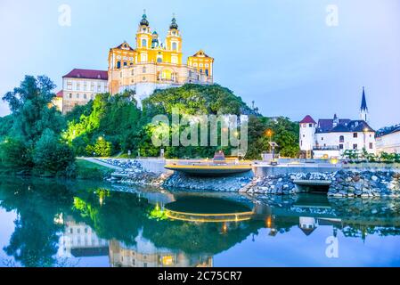 Stift Melk, deutsch: Stift Melk, reflektiert im Wasser der Donau bei Nacht, Wachau, Österreich. Stockfoto