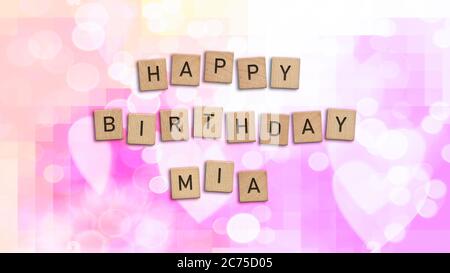 Happy Birthday Maria Karte mit Holzkacheln Text. Mädchen Geburtstagskarte in Regenbogenfarben. Dieses Bild kann für eine eCard oder eine Postkarte verwendet werden. Stockfoto