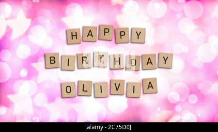 Happy Birthday Olivia Karte mit Holzkacheln Text. Mädchen Geburtstagskarte in Regenbogenfarben. Dieses Bild kann für eine eCard oder eine Postkarte verwendet werden. Stockfoto