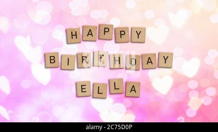 Happy Birthday Ella Karte mit Holzkacheln Text. Mädchen Geburtstagskarte in Regenbogenfarben. Dieses Bild kann für eine eCard oder eine Postkarte verwendet werden. Stockfoto