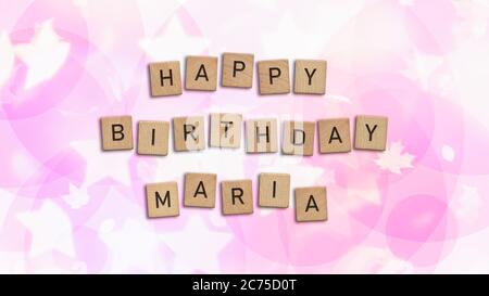 Happy Birthday Maria Karte mit Holzkacheln Text. Mädchen Geburtstagskarte in Regenbogenfarben. Dieses Bild kann für eine eCard oder eine Postkarte verwendet werden. Stockfoto