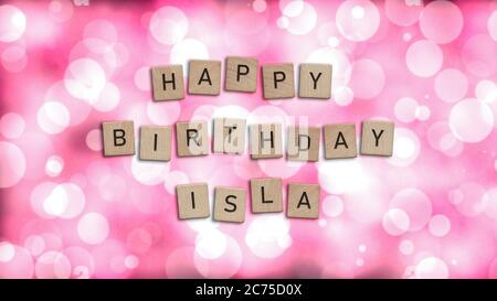 Happy Birthday Isla Karte mit Holzkacheln Text. Mädchen Geburtstagskarte in Regenbogenfarben. Dieses Bild kann für eine eCard oder eine Postkarte verwendet werden. Stockfoto