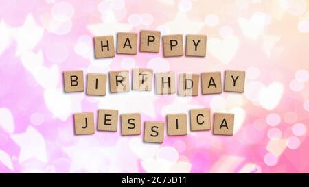 Happy Birthday Jessica Karte mit Holzfliesen Text. Mädchen Geburtstagskarte in Regenbogenfarben. Dieses Bild kann für eine eCard oder eine Postkarte verwendet werden. Stockfoto