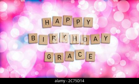 Happy Birthday Grace Karte mit Holzkacheln Text. Mädchen Geburtstagskarte in Regenbogenfarben. Dieses Bild kann für eine eCard oder eine Postkarte verwendet werden. Stockfoto