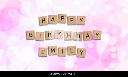 Happy Birthday Emily Karte mit Holzkacheln Text. Mädchen Geburtstagskarte in Regenbogenfarben. Dieses Bild kann für eine eCard oder eine Postkarte verwendet werden. Stockfoto