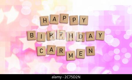 Happy Birthday Carmen Karte mit Holzkacheln Text. Mädchen Geburtstagskarte in Regenbogenfarben. Dieses Bild kann für eine eCard oder eine Postkarte verwendet werden. Stockfoto