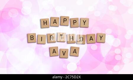 Happy Birthday Ava Karte mit Holzkacheln Text. Mädchen Geburtstagskarte in Regenbogenfarben. Dieses Bild kann für eine eCard oder eine Postkarte verwendet werden. Stockfoto
