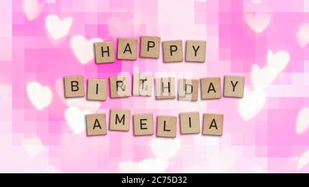 Happy Birthday Amelie Karte mit Holzkacheln Text. Mädchen Geburtstagskarte in Regenbogenfarben. Dieses Bild kann für eine eCard oder eine Postkarte verwendet werden. Stockfoto