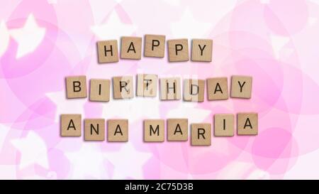 Happy Birthday Ana Maria Karte mit Holzkacheln Text. Mädchen Geburtstagskarte in Regenbogenfarben. Dieses Bild kann für eine eCard oder eine Postkarte verwendet werden. Stockfoto