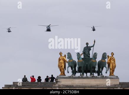Paris, Frankreich. Juli 2020. Hubschrauber fliegen über den Arc de Triomphe du Carrousel während der Bastille-Feier am Place de la Concorde in Paris, Frankreich, 14. Juli 2020. Ohne die traditionelle Militärparade auf der berühmten Avenue der Champs Elysees und öffentliche Feierlichkeiten, der französische Präsident Emmanuel Macron am Dienstag den Vorsitz über die Bastille-Tag Zeremonie im Schatten der Coronavirus-Krise. Quelle: Xinhua/Alamy Live News Stockfoto