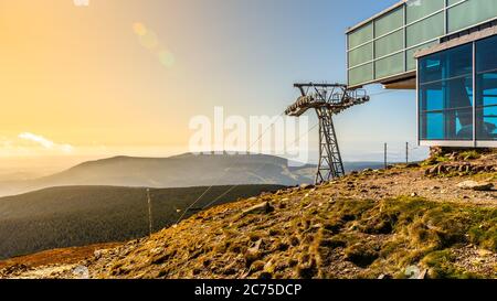 Seilbahnstation auf dem Gipfel Snezka im Riesengebirge, Nationalpark Riesengebirge, Tschechische Republik. Stockfoto