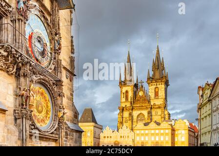 Astronomische Uhr, Tschechisch: Orloj und die Kirche der Muttergottes vor Tyn am Altstädter Ring in Prgue, Tschechische Republik. Stockfoto