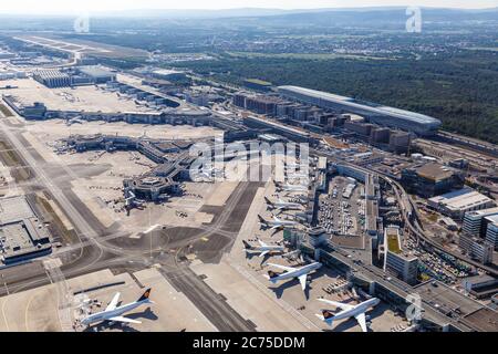 Frankfurt, Deutschland - 27. Mai 2020: Terminal 1 am Flughafen Frankfurt (FRA) in Deutschland. Stockfoto