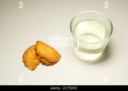 Kuchen und Limonade im Glas, Blick von oben Stockfoto