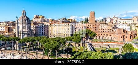 Trajans Säule, Kirche des Allerheiligsten Namens Mariens und Trajansmarkt, Italienisch: Mercati di Traiano, Rom, Italien. Stockfoto