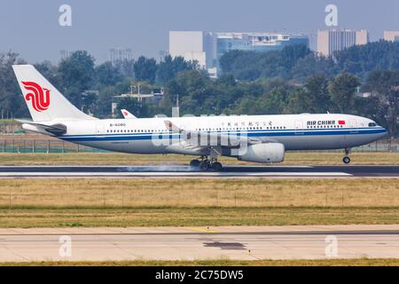 Peking, China - 2. Oktober 2019: Air China Airbus A330-200 am Flughafen Beijing Capital (PEK) in China. Airbus ist ein europäischer Flugzeughersteller Stockfoto