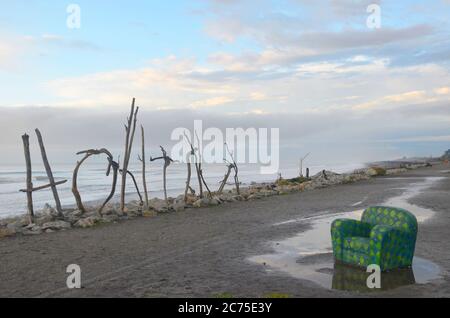 Hokitika ist eine kleine Stadt in der West Coast Region von Neuseelands Südinsel mit einem Sofa an der Seite. Stockfoto