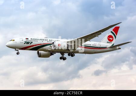 London, Vereinigtes Königreich - 10. Juli 2019: Bangladesh Airlines Boeing 787-8 Dreamliner Flugzeug London Heathrow Airport (LHR) in Großbritannien. Stockfoto