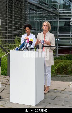 Bundesforschungsministerin Anja Karliczek, Oberärztin und Leiterin Sektion Infektiologie Prof. Dr. Marylyn Addo, Hamburg, Universitätsklinikum (UKE) H. Stockfoto