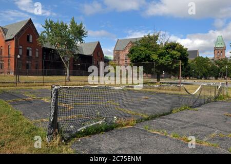 Ein vernachlässigter Tennisplatz auf dem Gelände des historischen Richardson Olmsted Campus, einer ehemaligen psychiatrischen Behandlungsanlage, in Buffalo, New York. Stockfoto