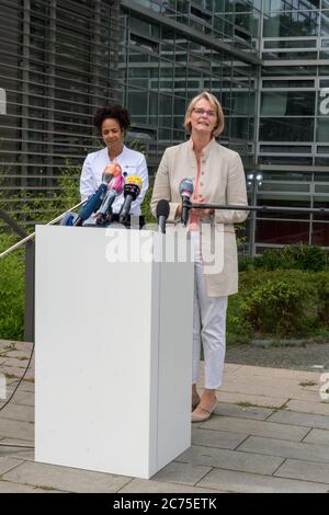 Bundesforschungsministerin Anja Karliczek, Oberärztin und Leiterin Sektion Infektiologie Prof. Dr. Marylyn Addo, Hamburg, Universitätsklinikum (UKE) H. Stockfoto