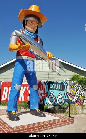 Diese moderne Muffler man Statue steht vor Buck Atoms Cosmic Kuriositäten, einem Souvenirladen an der Route 66 in Tulsa, Oklahoma. Stockfoto