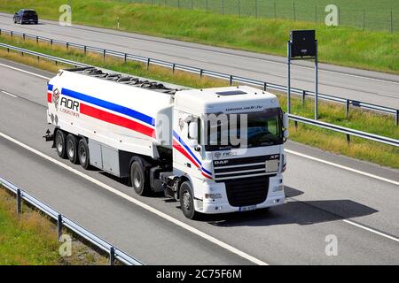 Weißer DAF XF 105.450 Sattelauffüllwagen ADR Logistica auf der Autobahn 1. Salo, Finnland. Juli 10, 2020. Stockfoto