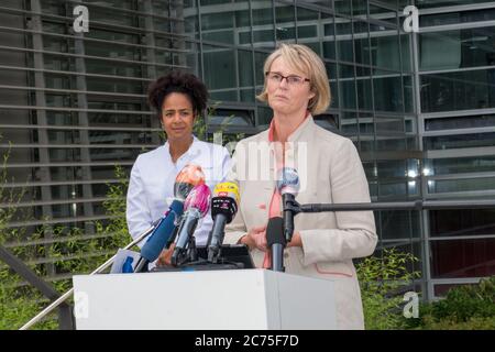 Bundesforschungsministerin Anja Karliczek, Oberärztin und Leiterin Sektion Infektiologie Prof. Dr. Marylyn Addo, Hamburg, Universitätsklinikum (UKE) H. Stockfoto