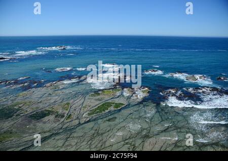 Die malerische Küste von Kaikoura ist der perfekte Ort für Meereslebewesen Begegnungen, Küstenwanderungen und stopfte in eine Platte von Krebsen. Stockfoto