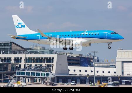 Stuttgart, 23. Mai 2019: Flugzeug KLM cityhopper Embraer 175 am Flughafen Stuttgart (STR) in Deutschland. Stockfoto