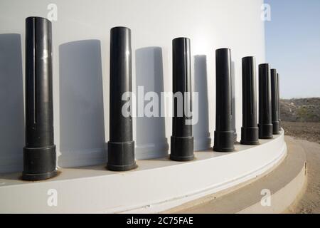 Nahaufnahme der Basis einer Windkraftanlage zur Erzeugung von Strom, Provinz Zaragoza, Aragon in Spanien. Stockfoto