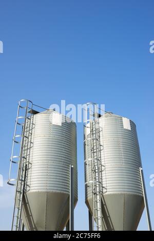 Nahaufnahme von Metalltanks in einer Farm in Spanien. Stockfoto